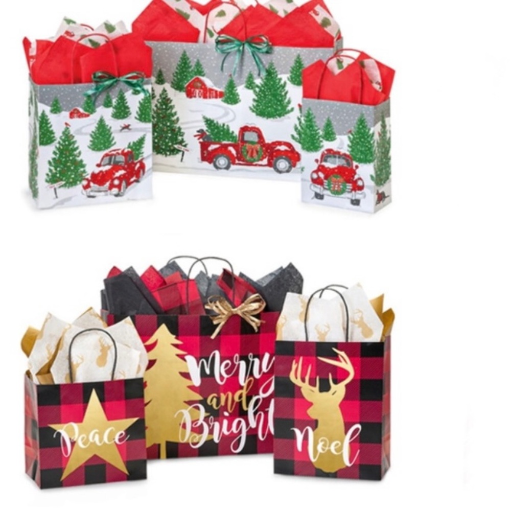 Total of 18 Christmas gift bags with tissue